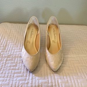 Women's Vintage Lace Fabric Heel, Size 8N